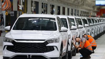 BYD الصينية تتفوق على Tesla وتصبح أكبر مُصنّع السيارات الكهربائية في العالم 2025