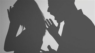 «أجبرني أشتغل وأصرف عليه».. زوجة تتنازل عن حقوقها وتلجأ للخلع أمام محكمة الأسرة