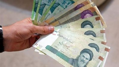 انخفاض قياسي للعملة الإيرانية .. الريال الإيراني عند أدنى مستوياته أمام العملات العربية والأجنبية