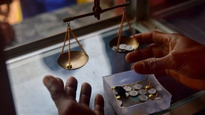 فايننشال تايمز: البنوك المركزية تدخل سوق الذهب لمواجهة التهريب واستعادة العوائد المفقودة