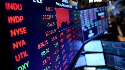 وول ستريت تتراجع بقوة وسط موجة بيع على أسهم التكنولوجيا والعملات المشفرة