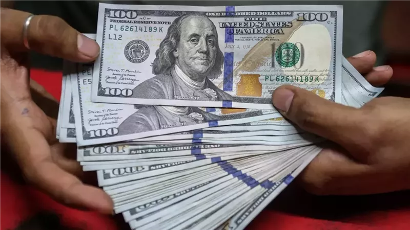 الدولار يحافظ على