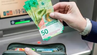 العملة التي تشبه الذهب.. لماذا يتدفق المستثمرون على الفرنك السويسري؟