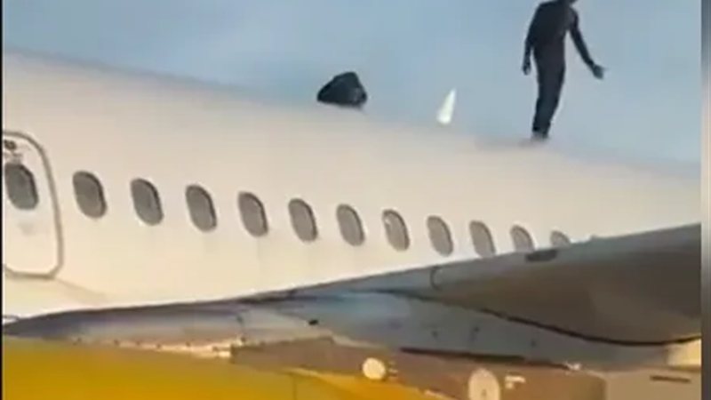 رقصة على سطح طائرة