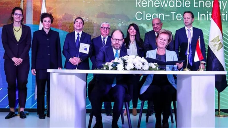 أثناء توقيع الاتفاقية