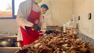 الهلال الأحمر يمد غزة بمواد غذائية ومستلزمات شتوية ويستقبل الدفعة الـ 19 من المصابين