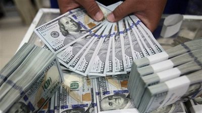 الدولار يقترب من 48 جنيهاً ويجدد مخاوف التضخم في مصر