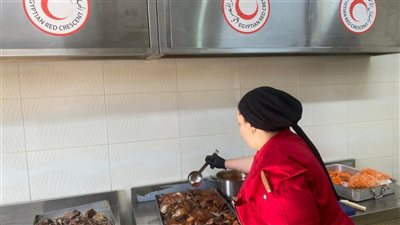 من القاهرة للعريش .. شيفات «المطبخ الإنساني» يبدعن في طهي الطعام لإفطار الصائمين على موائد «هلال الخير»