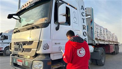 «زاد العزة» تتواصل .. الهلال الأحمر المصري يدفع بأكثر من 85 ألف سلة غذائية ومستلزمات شتوية عبر القافلة 148