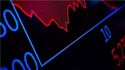 تقلبات الأسواق العالمية بعد اندلاع حرب إيران: النفط والدولار يحققان مكاسب كبيرة