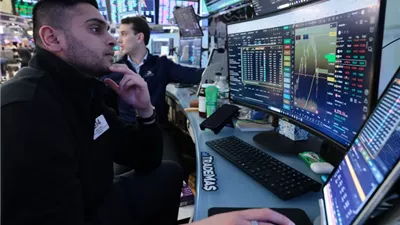 تباين أداء الأسهم الأمريكية بعد إعلان الحصار على مضيق هرمز