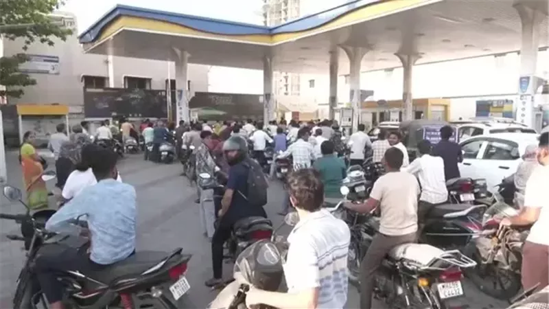 طوابير الوقود تجتاح